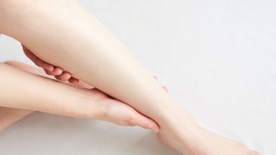 寝てる時に足がつる理由は？　医師が解説
