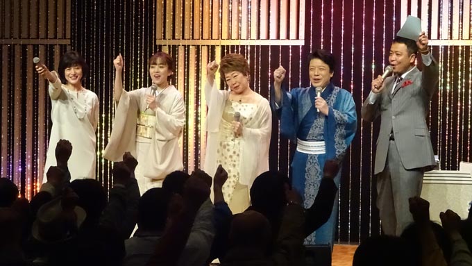 スマート生活を始めた演歌歌手・秋岡秀治に思わぬ落とし穴が