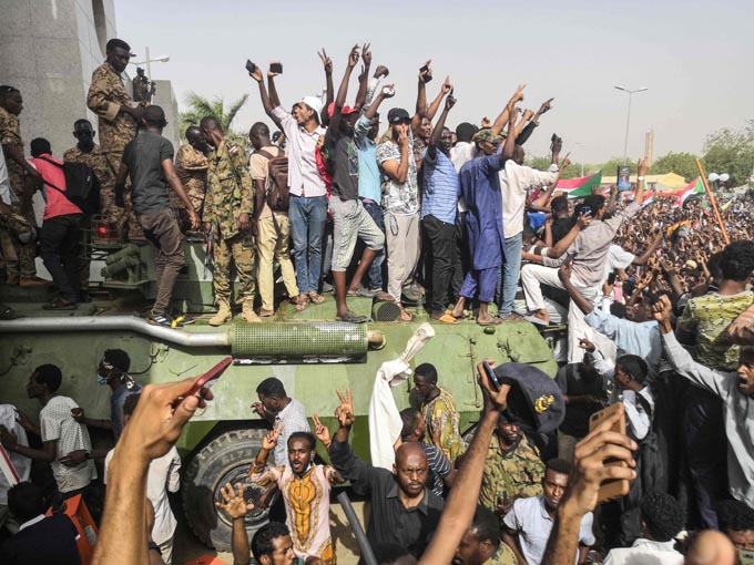 スーダンでクーデター　中東でくり返されるリセット現象