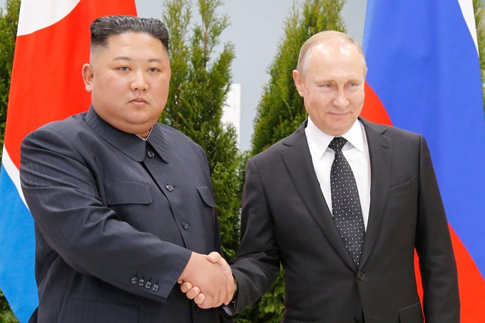 ロシア極東ウラジオストクで握手するプーチン大統領（右）と北朝鮮の金正恩朝鮮労働党委員長（ロシア・ウラジオストク）＝2019年4月25日　写真提供：時事通信
