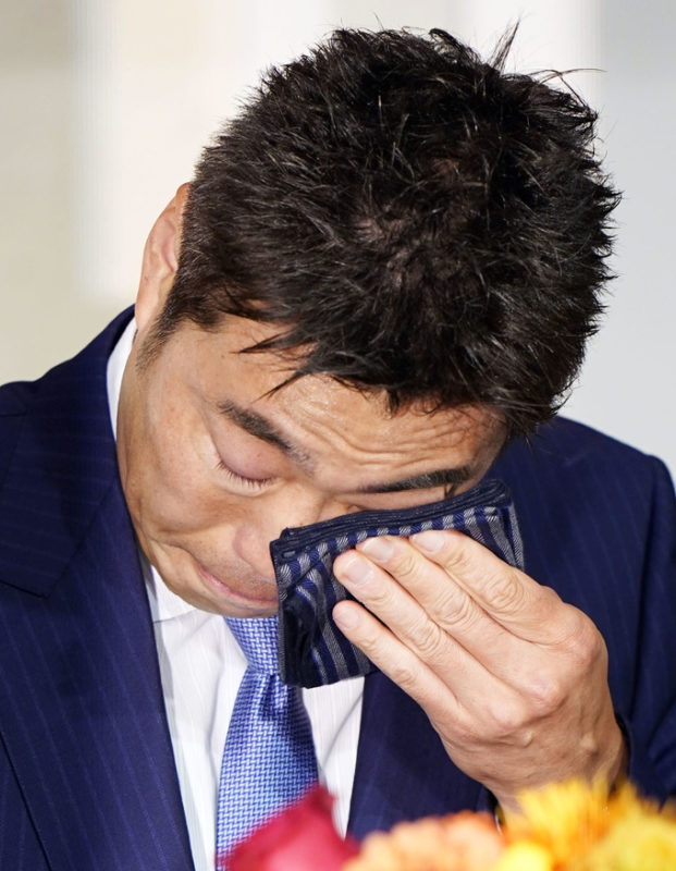 巨人・上原浩治投手の引退会見に松本秀夫アナがもらい泣き