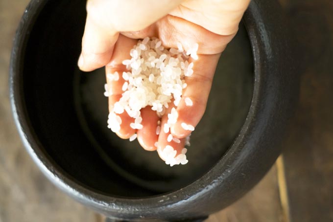 “水が透明になるまでお米を研ぐ”やり方は逆効果？