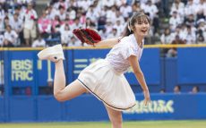 鈴木愛理　初始球式で美しい投球フォーム！「この日のために一生懸命練習してきました！」