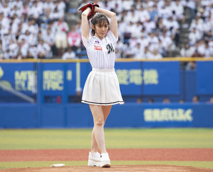 鈴木愛理　初始球式で美しい投球フォーム！「この日のために一生懸命練習してきました！」