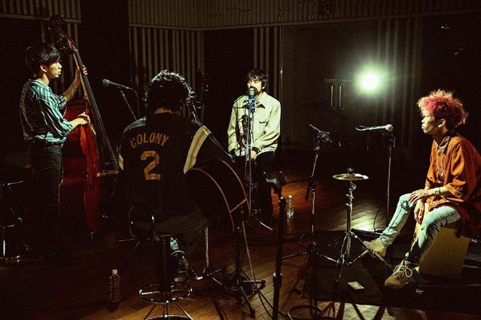 King Gnu全員登場！ スタジオライブで「白日」を初のアコースティックバージョンで披露！