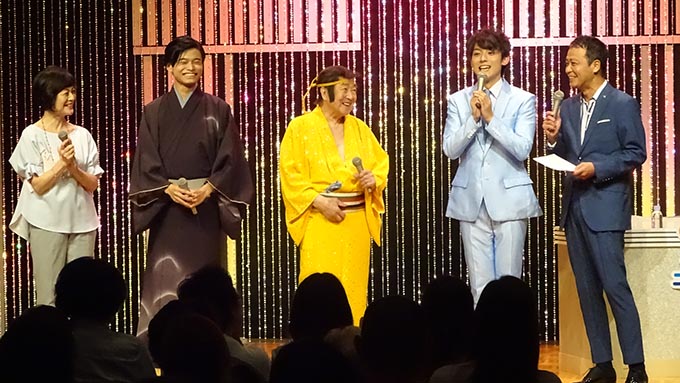 大衆演劇の大御所・沢竜二が、辰巳ゆうと、二見颯一に殺陣を熱血