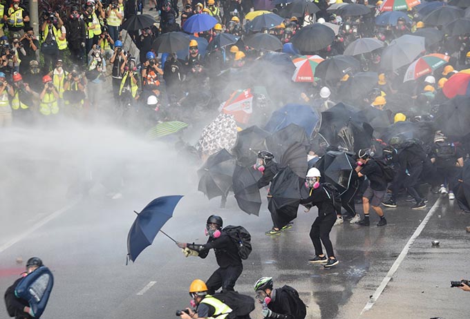 香港デモで警官が実弾発砲～撃たれた高校生は回復か