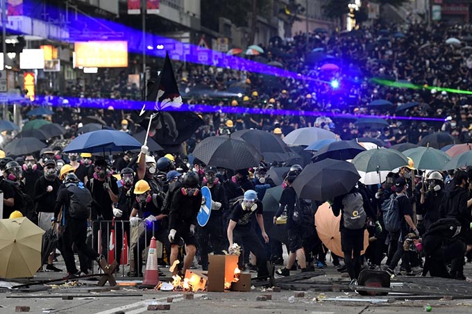「香港、警官発砲」に各国から批判～強く言えない日本政府の事情