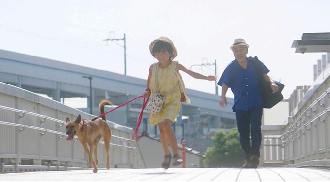 元野犬が映画で名演！ 主役の少女と犬は18ヵ月同居し真の絆を育む～『駅までの道をおしえて』