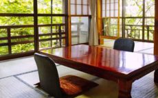 島崎藤村も愛した宿「中棚荘」の歴史ある部屋に泊まろう！