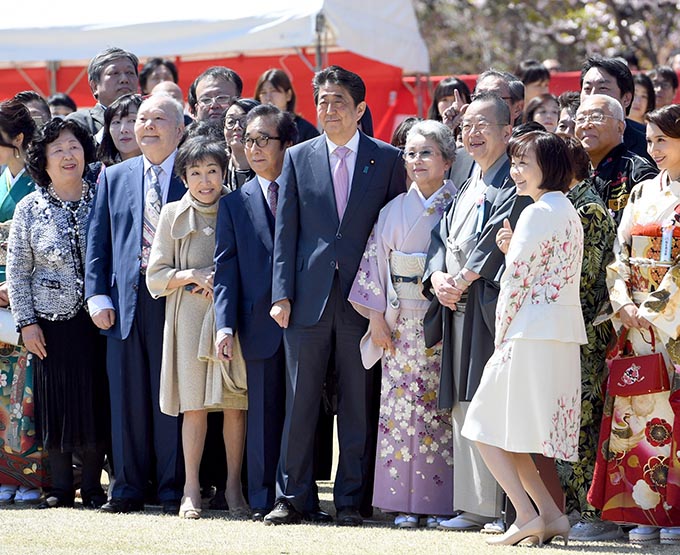 安倍首相、「桜を見る会」招待者選定関与を認める～「私人」昭恵夫人の 
