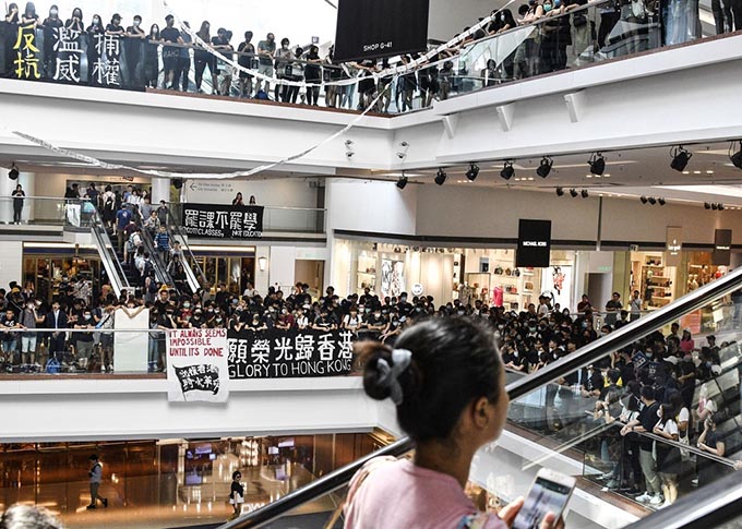 香港でデモ参加者に警察が発砲～日本が習近平氏を国賓として迎えることのリスク