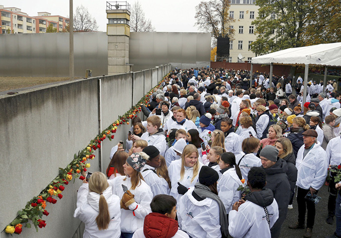 ベルリンの壁崩壊から30年～同じ11月9日に重ねてある「水晶の夜」の日