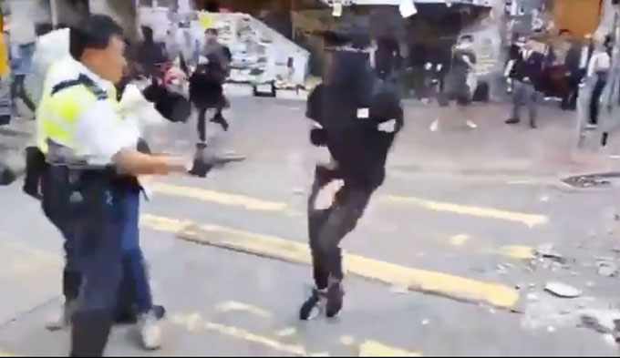 警官が若者に発砲で2名負傷～香港社会の分断は退職する警官も出る激しさ