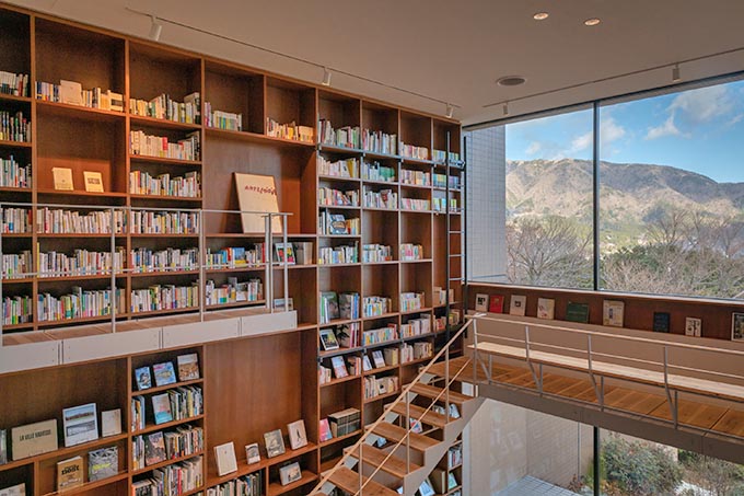 ブックホテル「箱根本箱」～1万2000冊の蔵書と温泉を堪能