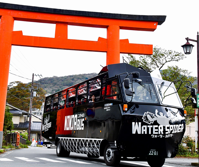 水陸両用の『忍者バス』で、くノ一が箱根・芦ノ湖を案内？