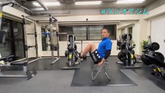 座ったまま、ヒザを使った腹筋運動でトレーニング！