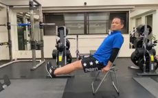 座ったまま両足を浮かすだけで体幹を鍛えるトレーニング！