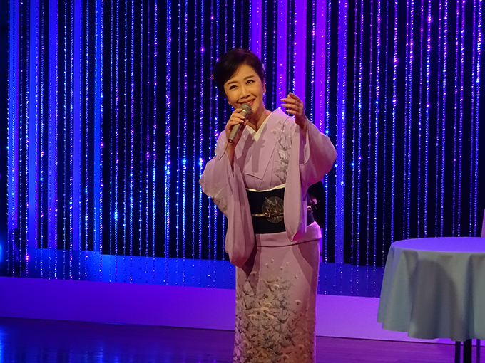 伍代夏子、YouTube動画でお玉と泡立て器を持って歌う『上を向いて歩こう』が話題に!?