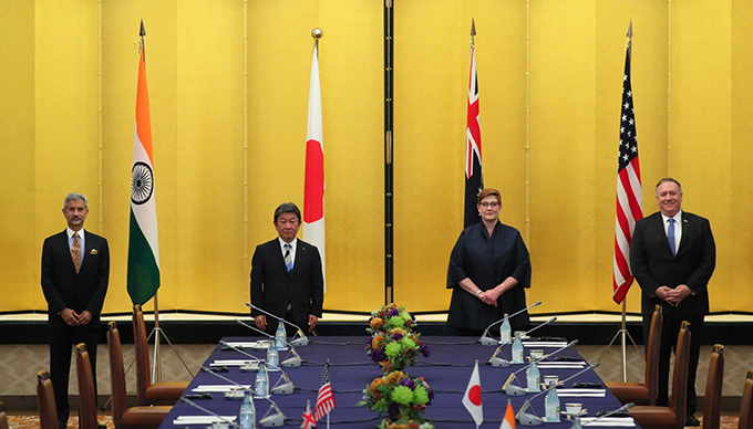 外務大臣として「安倍氏復帰」という道も～米中への難しい「バランス外交」を強いられる日本
