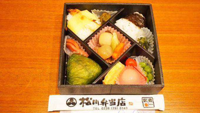 米沢駅「みちのく山形おむすび弁当」(980円)～山形のお米の美味しさを実感！