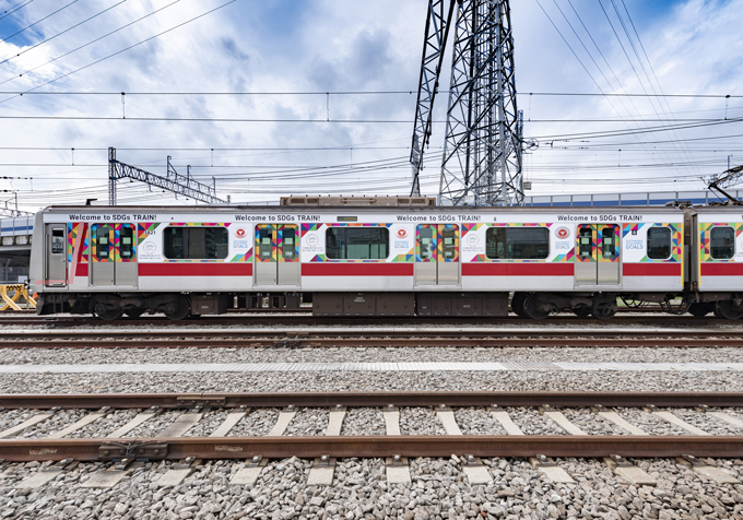 剛力彩芽「輪が広がっていく」……東西の電鉄会社が協働運行するラッピング列車で全国的なSDGsの認知度向上を後押し