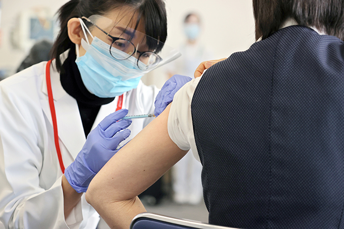 ワクチンの供給量が十分でも「打つための」人手が足りない日本の問題