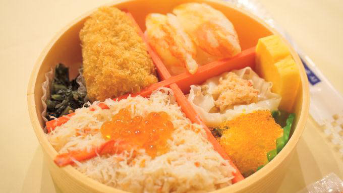 八戸駅「やっぱりカニ好き!!弁当」(1380円)～4つのカニの味わいが楽しめる駅弁！