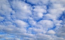 「ひつじ雲」と「うろこ雲」の見分け方