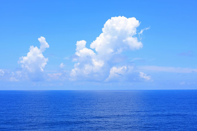 海の色が青く見えるのはなぜ？