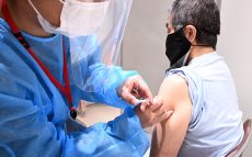 東京都医師会・尾﨑会長「持病がある方は、むしろ打っていただきたい」 高齢者ワクチン接種本格化で強く呼びかけ