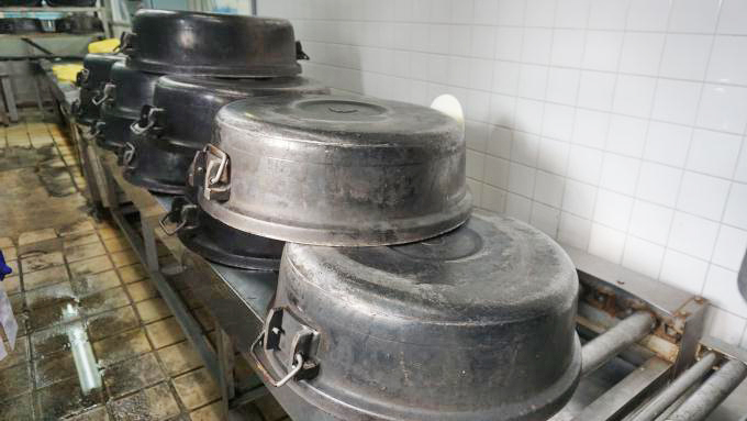 丸い釜で炊いているアベ鳥取堂のお米