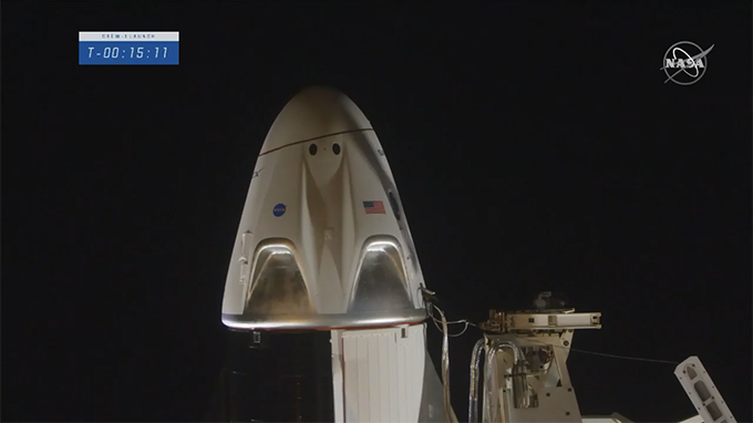 新型宇宙船「クルードラゴン」（2020年11月16日運用1号機打ち上げ前　NASAテレビから）