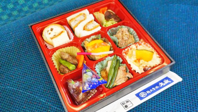 小淵沢駅「ワインのめし」(1500円)～春だ！ 山梨ワインに合う！ 新作駅弁登場！！