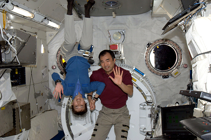 11年前　野口聡一・山崎直子の両宇宙飛行士が宇宙で同時滞在した（2010年4月16日JAXA・NASA提供）