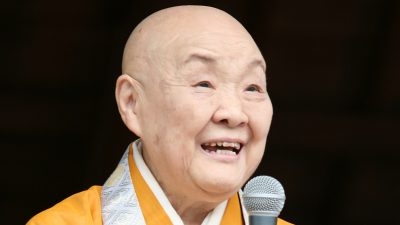 瀬戸内寂聴 生活の中に奉仕する心を少しでも持ち込めば、思いがけないゆとりと安らぎが生れます