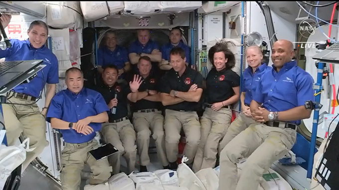 国際宇宙ステーションにクルー11人が一堂に会した（4月24日　NASAテレビから）