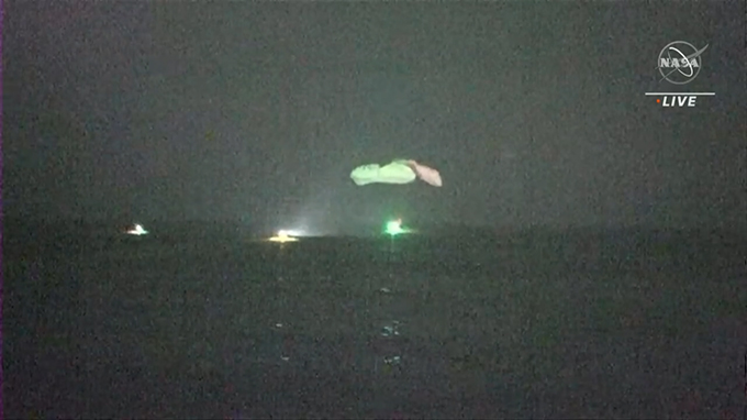 野口さん搭乗のクルードラゴンが”着水”（5月2日　NASAテレビから）