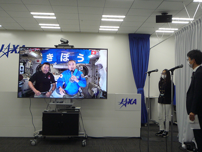 国際宇宙ステーションとJAXA東京事務所を結んだ記者会見（4月26日撮影）