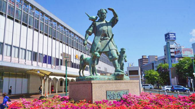 岡山駅東口・桃太郎の像