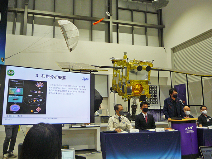 探査機「はやぶさ2」の模型の前で行われた記者会見（JAXA相模原キャンパス　6月17日撮影）