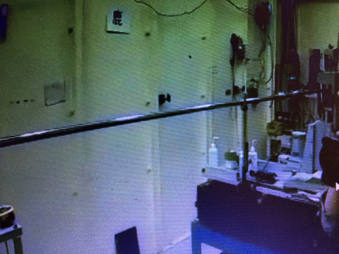 SPring-8内にある分析装置　X線が走る金属パイプ（オンライン画面から）