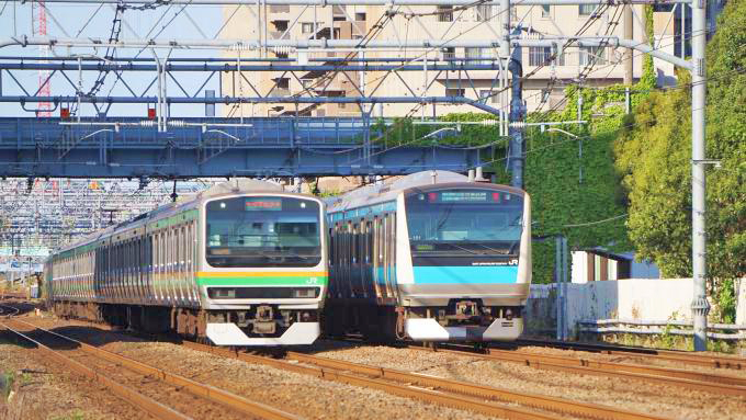 E231系電車（左）とE233系電車（右）・普通列車、東海道本線・鶴見～川崎間