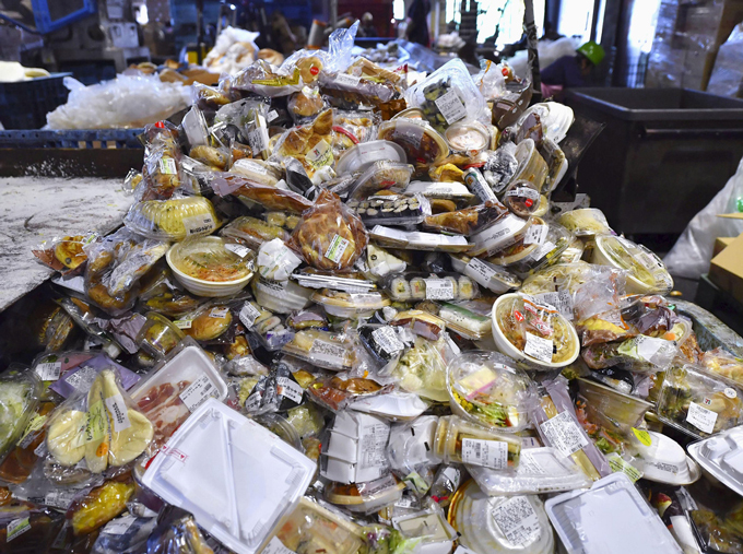 減らそう食品ロス　コンビニ弁当などの廃棄食品　2020年07月15日　写真提供：共同通信社