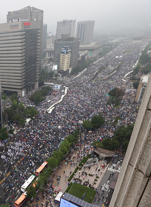 韓国大統領の光復節演説　集会に参加する市民ら　～反政府デモ隊が政府と与党の政策を批判 　2020年8月15日 　ＹＯＮＨＡＰＮＥＷＳ／ニューズコム／共同通信イメージズ