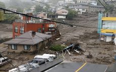 静岡・熱海市の土石流　警戒アラームが鳴るなかで進む救助活動