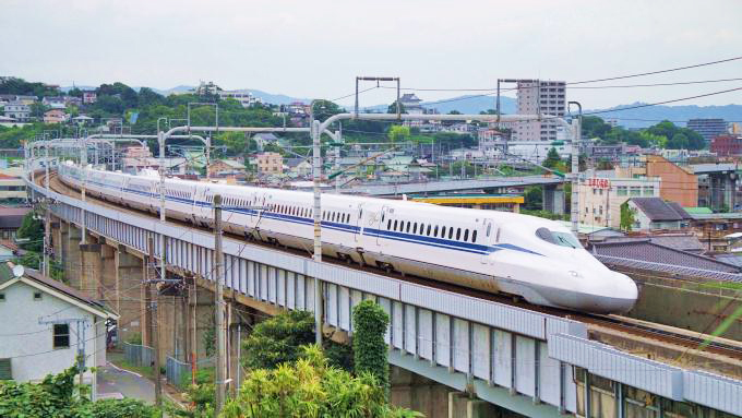 小田原城をバックにN700S新幹線電車「のぞみ」、東海道新幹線・小田原～熱海間