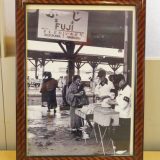 富陽軒に残されている、昔の富士駅における立ち売り風景の写真