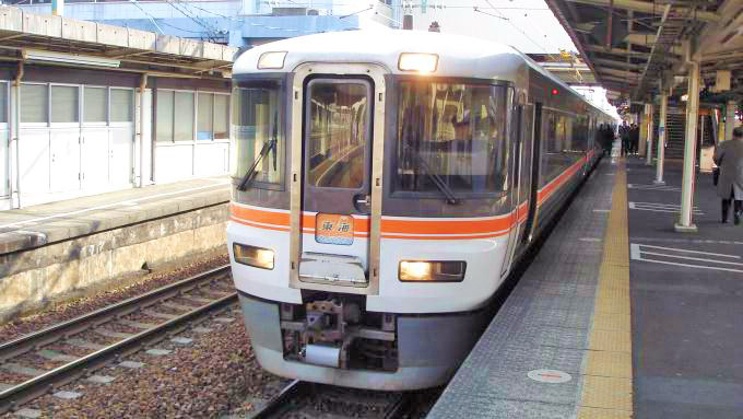 準急「東海」の系譜を受け継いで東京～静岡間で運行された特急「東海」（1996～2007年）。東海道本線・富士駅（2007年撮影）
