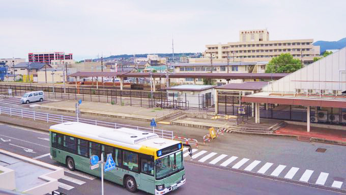 30年経ち屋根が撤去された富士宮駅団体ホーム。線路を挟んで病院が見える